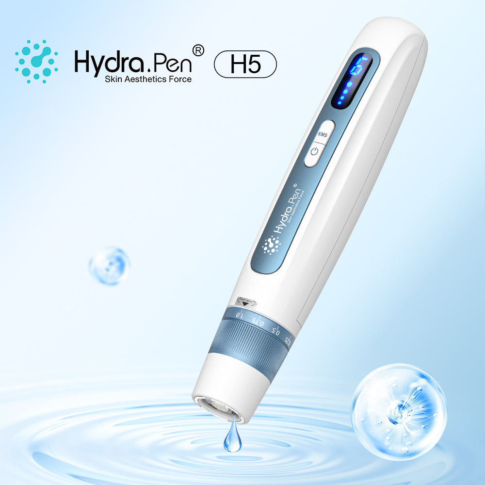 جهاز ⁦Hydra Pen H5⁩ باللون الأزرق الفولاذي مع خرطوشة بخزان مركبة على خلفية زرقاء
