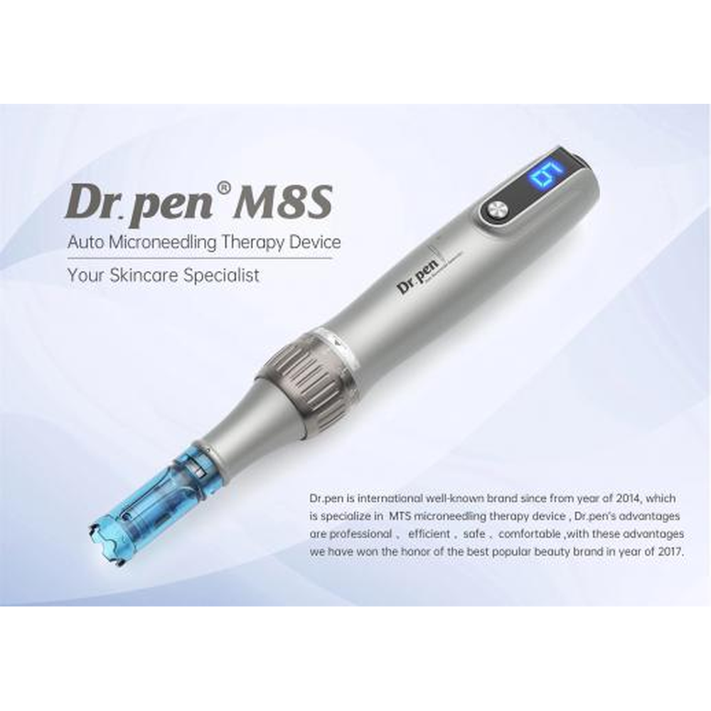 مقبض ⁦Dr. Pen M8s⁩ بوضع مائل يظهر الشاشة الرقمية والخرطوشة الزرقاء المركبة