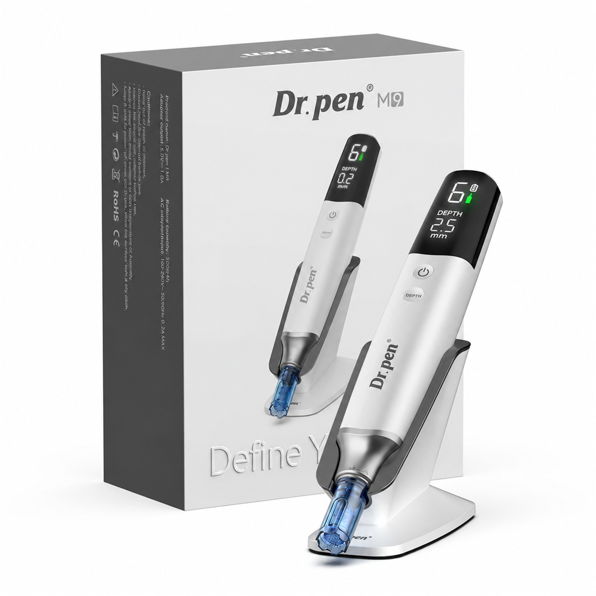 جهاز ⁦Dr. Pen M9⁩ الأبيض على حامله بجوار العلبة الأصلية